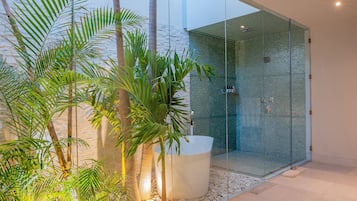 Bathtub, towels, soap, shampoo