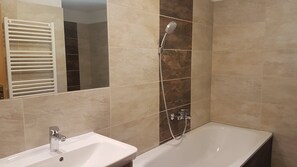 Shower, towels - Apartment Grillbauer floor - Holiday home Grillbauer (Gschwendt)