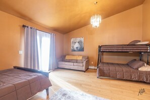 4 makuuhuonetta, silitysrauta/-lauta, Wi-Fi, vuodevaatteet