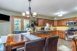 Mikroaaltouuni, astianpesukone, kahvin-/teenkeitin