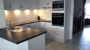 Kjøleskap, mikrobølgeovn, ovn og oppvaskmaskin