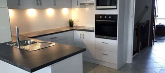 Stranden foran og sentral beliggenhet!