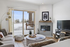 Una Smart TV, una chimenea