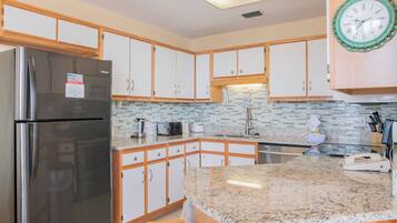Coffee/tea maker, fridge, microwave, oven