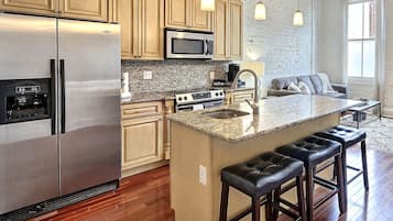 Réfrigérateur, micro-ondes, four, plaque de cuisson