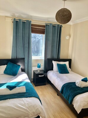 3 habitaciones, tabla de planchar con plancha, wifi y ropa de cama