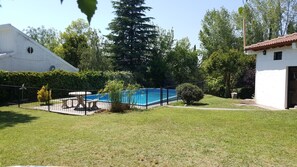 Una piscina al aire libre