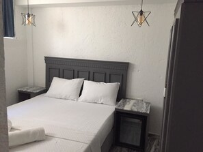 Kahden hengen standard-huone | Minibaari, silitysrauta/-lauta, ilmainen Wi-Fi, vuodevaatteet