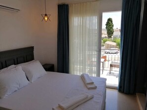 Chambre Double Deluxe, balcon | Minibar, fer et planche à repasser, Wi-Fi gratuit, draps fournis