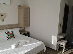 Deluxe-Doppelzimmer, zum Garten hin | Minibar, Bügeleisen/Bügelbrett, kostenloses WLAN, Bettwäsche
