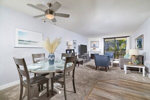 Taulutelevisio, takka, DVD-soitin, pöytäjalkapallopöytä