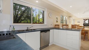 Fridge, microwave, oven, stovetop - Perfect Family Accommodation - Free WIFI (Hawks Nest)