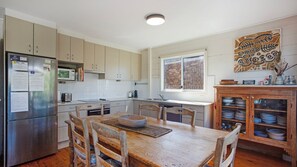 Fridge, microwave, oven, stovetop - Barnacle - Pet Friendly (Winda Woppa)