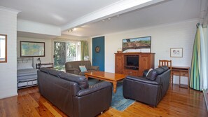 TV, DVD player - Barnacle - Pet Friendly (Winda Woppa)