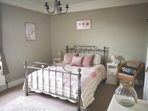 3 habitaciones, tabla de planchar con plancha y cuna de viaje