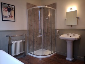 Séchoir à cheveux, papier de toilette