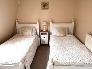 3 chambres, fer et planche à repasser, lit de bébé portatif