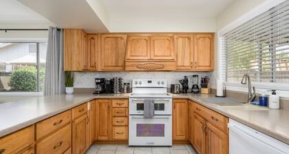 Cozy, private getaway with pool