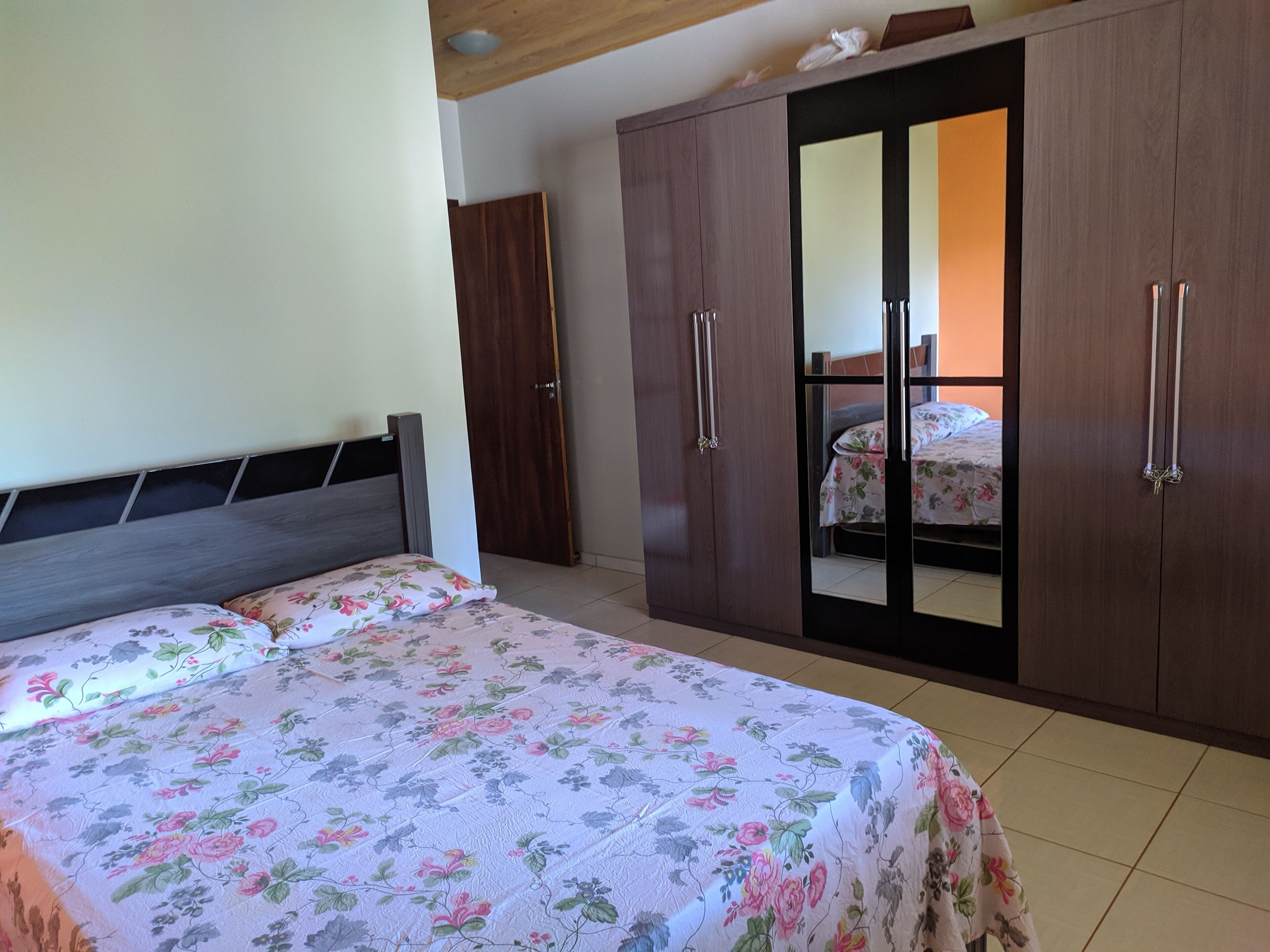 3 habitaciones, tabla de planchar con plancha, wifi y ropa de cama 