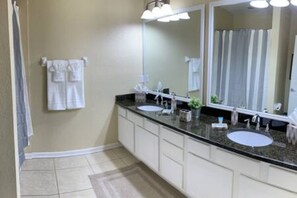 Sèche-cheveux, serviettes fournies, shampoing, papier toilette