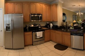 Jääkaappi, mikroaaltouuni, uuni, liesi