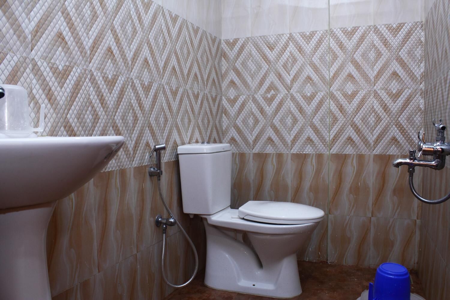Un baño con inodoro, lavabo y ducha.