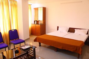 Desk, laptop workspace, rollaway beds, free WiFi - Mandoli Residency (Kanayannur)