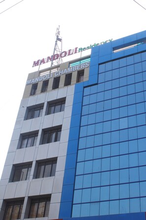 A building with a sign that reads "MANDOLI RESIDENCY" and "MANDOLI CHAMBERS". - Mandoli Residency (Kanayannur)