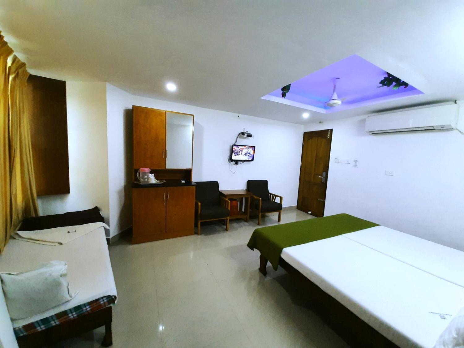 Escritorio y espacio para trabajar con laptop 