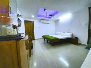 Desk, laptop workspace, rollaway beds, free WiFi - Mandoli Residency (Kanayannur)