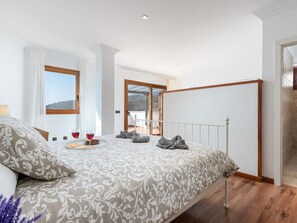 5 bedrooms, iron/ironing board, Internet, bed sheets