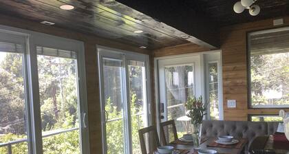 Kaupunkinäköala ja vuoristomaisema SLO: n Art Deco kanssa.