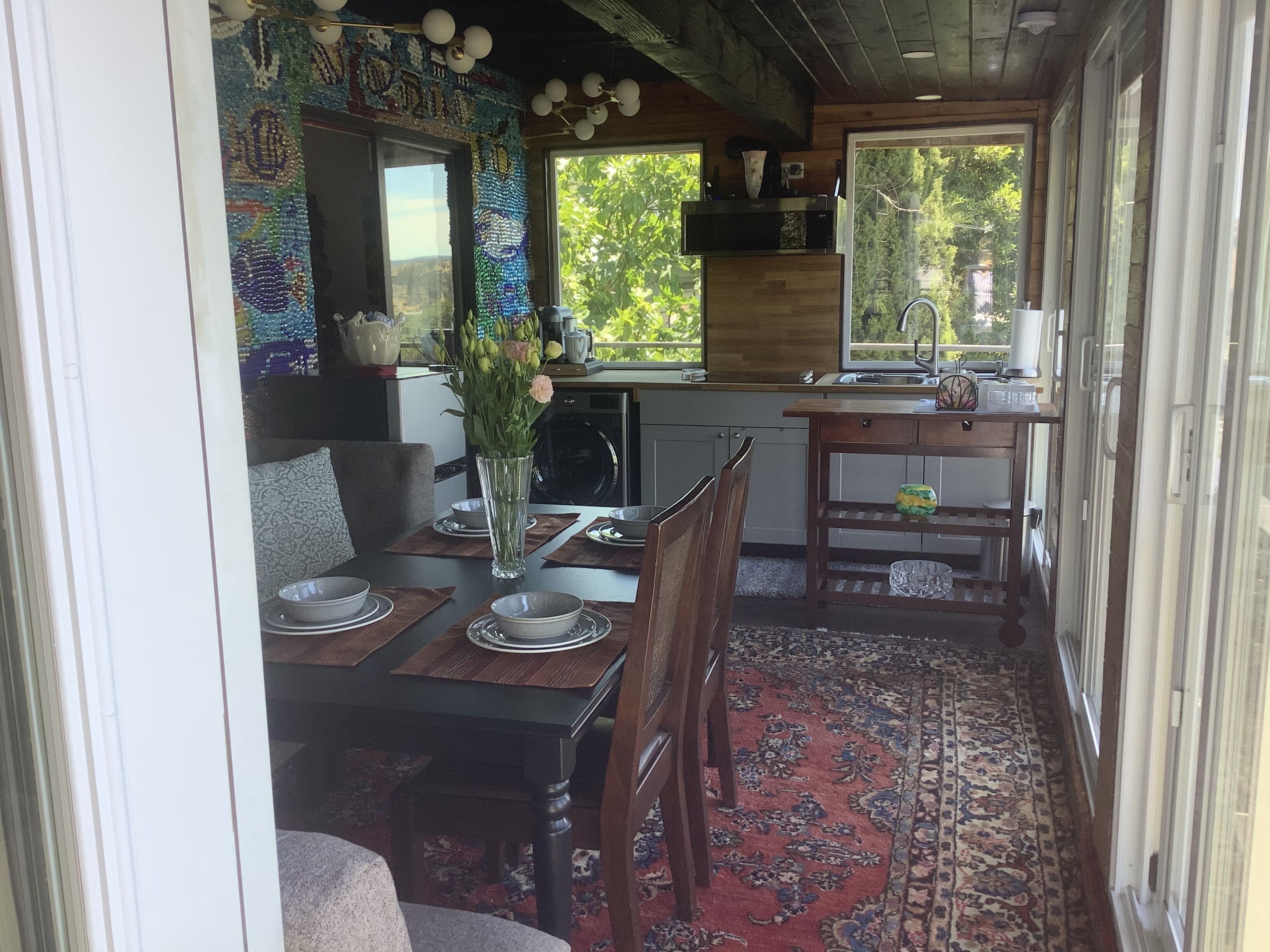 Coffee/tea maker, fridge, microwave, stovetop