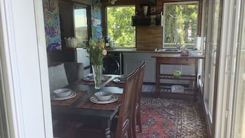 Coffee/tea maker, fridge, microwave, stovetop
