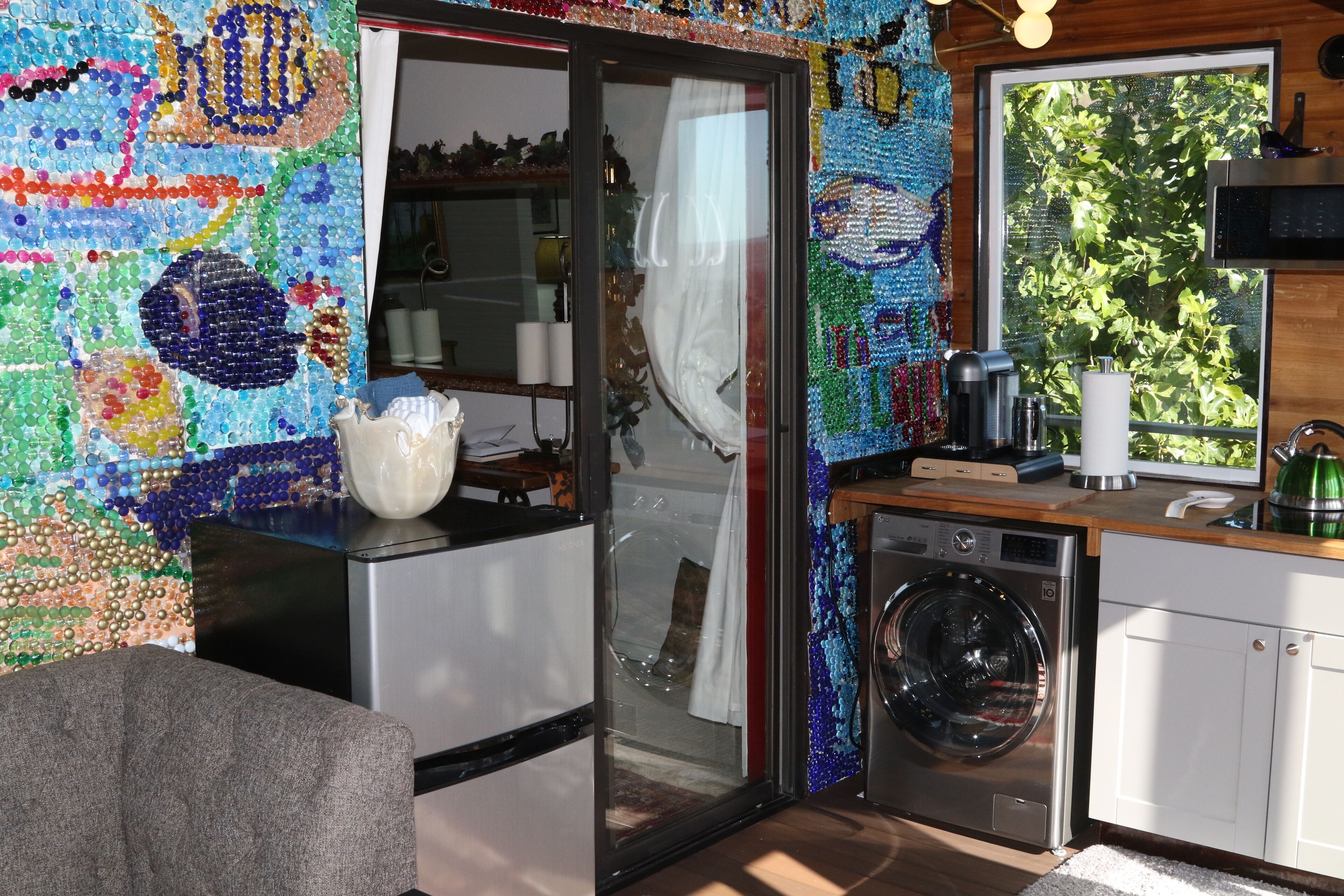 Coffee/tea maker, fridge, microwave, stovetop