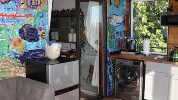 Coffee/tea maker, fridge, microwave, stovetop