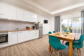 Fridge, microwave, oven, coffee/tea maker