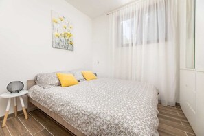 4 bedrooms, free WiFi, bed sheets - Apartment LaPePa (68397-A1) (Silo - island Krk)