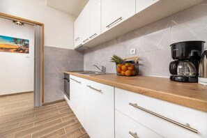 Fridge, microwave, oven, coffee/tea maker - Apartment LaPePa (68397-A1) (Silo - island Krk)