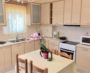 Køleskab, mikrobølgeovn, ovn, kaffe-/temaskine