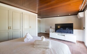 3 bedrooms, iron/ironing board, free WiFi, bed sheets - Luxury Rocamar – Beachfront & Terrace (Tossa De Mar)