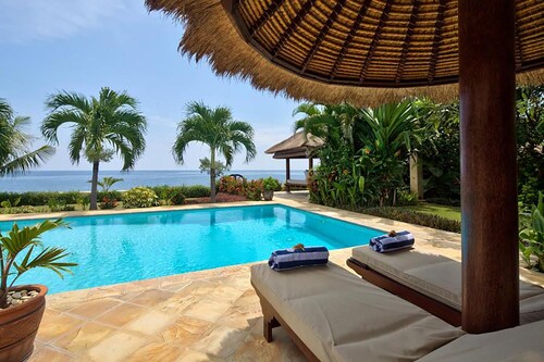 Villa Cahaya, beachfront, 2 Bedrooms w/ensuite baths, private pool fully staffed