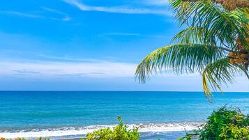 En la playa, camastros y toallas de playa