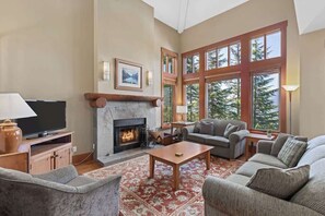 TV, fireplace, offices - Cozy townhouse w/ ski access & hot tub (Whistler)
