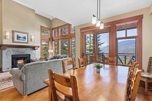 Interior - Cozy townhouse w/ ski access & hot tub (Whistler)