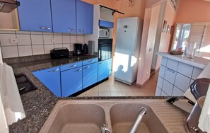 Kylskåp, mikrovågsugn, ugn och spishäll