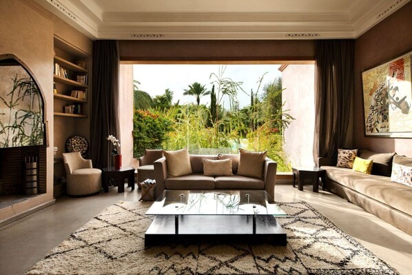 Smart TV, fireplace, ping pong, books