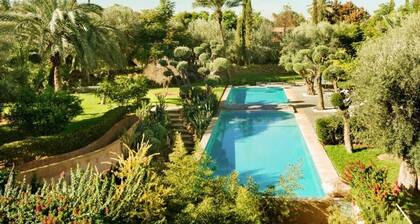 Private moderne Villa & Pool | 11 Suiten | 22 Leute