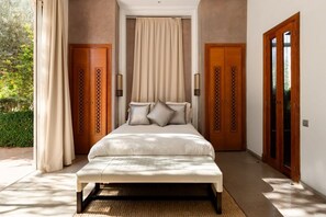 11 Schlafzimmer, Zimmersafe, Schreibtisch, Bügeleisen/Bügelbrett