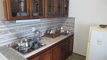 Dishwasher, coffee/tea maker, electric kettle, cookware/dishes/utensils